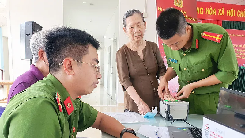 Công an quận 12, TPHCM làm thủ tục cấp CCCD gắn chip cho người dân. Ảnh: NGÔ BÌNH