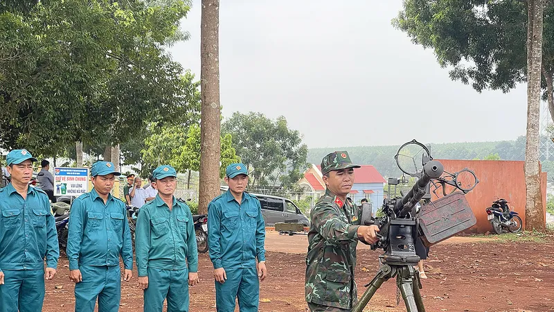 Huấn luyện sử dụng súng máy phòng không cho lực lượng bảo vệ của Công ty Cao su Lộc Ninh