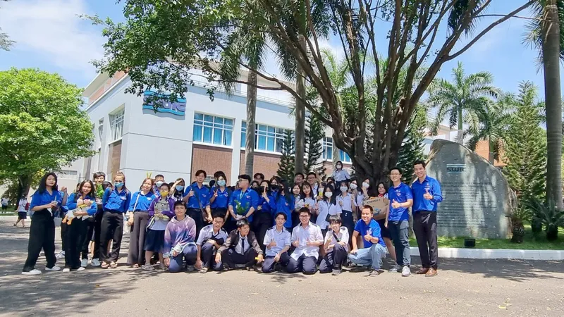 Học sinh, sinh viên tham quan, tìm hiểu quy trình sản xuất nước sạch tại Nhà máy nước Thủ Đức 3, TPHCM. Ảnh: SWIC