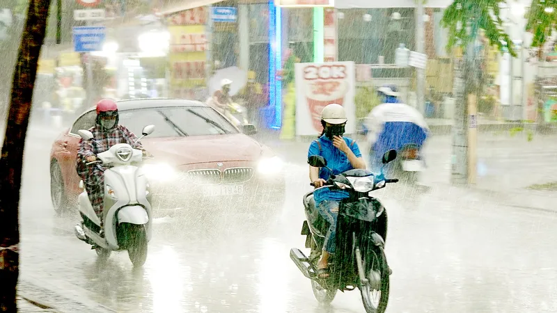 Cơn mưa chiều 8-5 tại xã Long Thới, huyện Nhà Bè, TPHCM. Ảnh: HOÀNG HÙNG