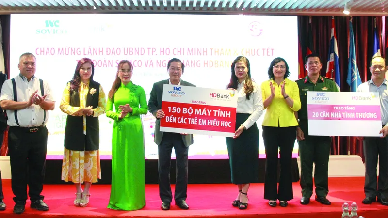 HDBank trao kinh phí mua 150 bộ máy tính và xây dựng 20 căn nhà tình thương cho TP. Hồ Chí Minh năm 2022