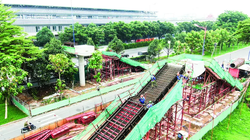 Thi công cầu bộ hành tại nhà ga trước Khu Công nghệ cao TPHCM. Ảnh: HOÀNG HÙNG