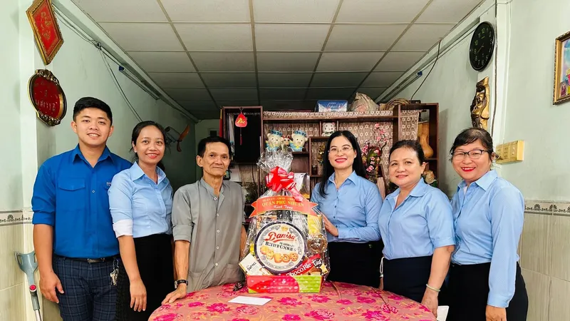 Bí thư Đảng ủy phường 9 (quận Phú Nhuận) Nguyễn Thị Thanh Thảo (thứ 3 bên phải) thăm, tặng quà thương binh trên địa bàn. Ảnh: HỒNG HẢI