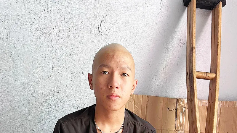Nhà nghèo, con bị ung thư xương