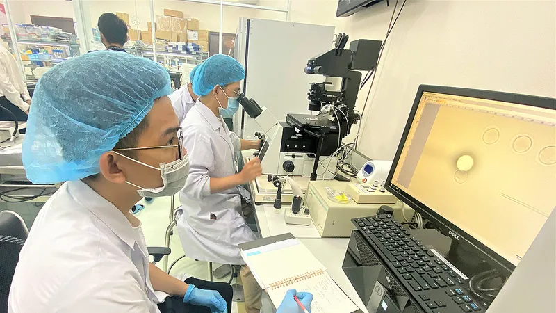 Các học viên cao học ngành Công nghệ sinh học trong tiết học thực hành tại Phòng nghiên cứu gen và tế bào gốc (Trường ĐH Quốc tế - ĐH Quốc gia TPHCM)