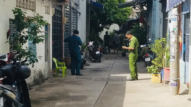 Công an khám nghiệm một vụ cháy trước đó 