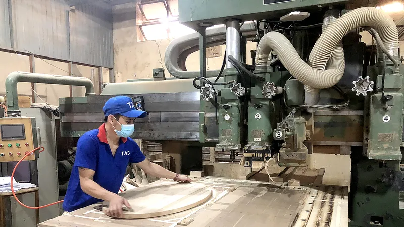 Sản xuất chế biến gỗ tại Công ty cổ phần gỗ Thuận An. Ảnh: THANH HẢI