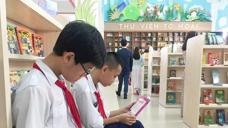 Học sinh đọc sách tại Thư viện Tô Hoài (Hà Nội)