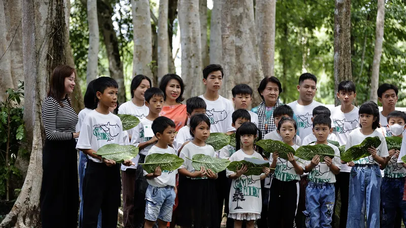 Các em học sinh nhận học bổng từ các đơn vị
