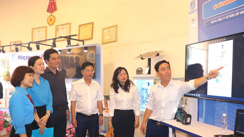 Đại diện Cấp nước Phú Hòa Tân giới thiệu giải pháp Bộ điều khiển áp lực tự động tại Tuần lễ Khoa học công nghệ và Sáng tạo do SAWACO tổ chức
