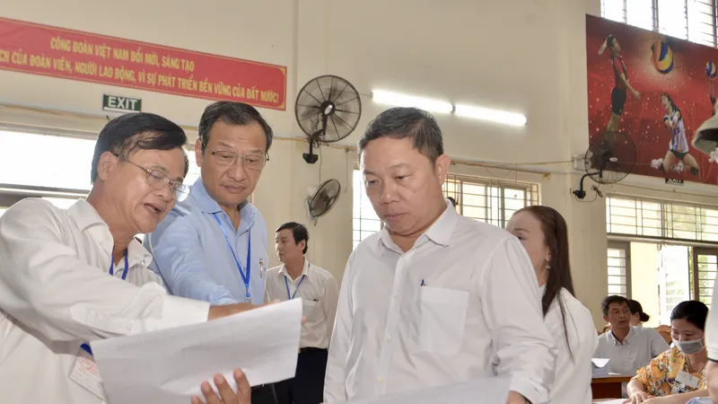 Phó Chủ tịch UBND TPHCM Dương Anh Đức kiểm tra điểm thi tuyển sinh vào lớp 10 tại Trường THCS Cần Thạnh và Trường THCS Bình Khánh. Ảnh: CAO THĂNG