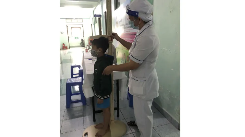 Trẻ được đo chiều cao khi khám tầm soát
