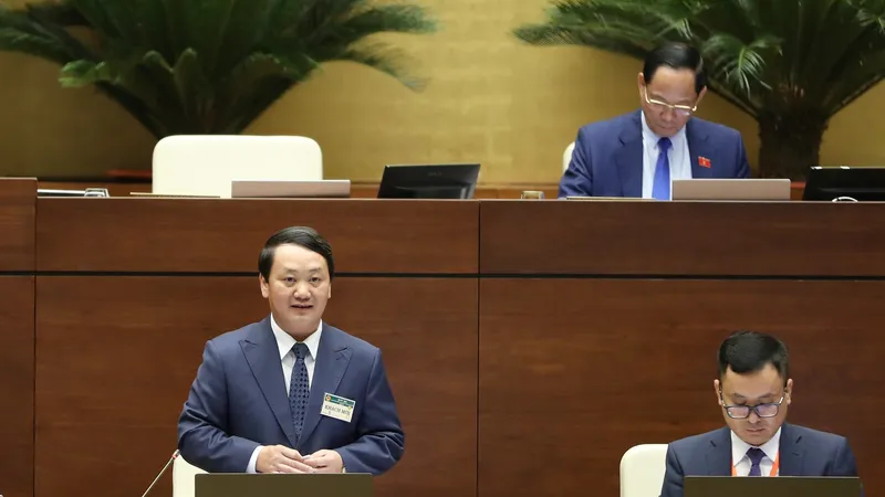 Bộ trưởng, Chủ nhiệm Ủy ban dân tộc Hầu A Lềnh lần đầu trả lời chất vấn, chiều 6-6. Ảnh: QUANG PHÚC