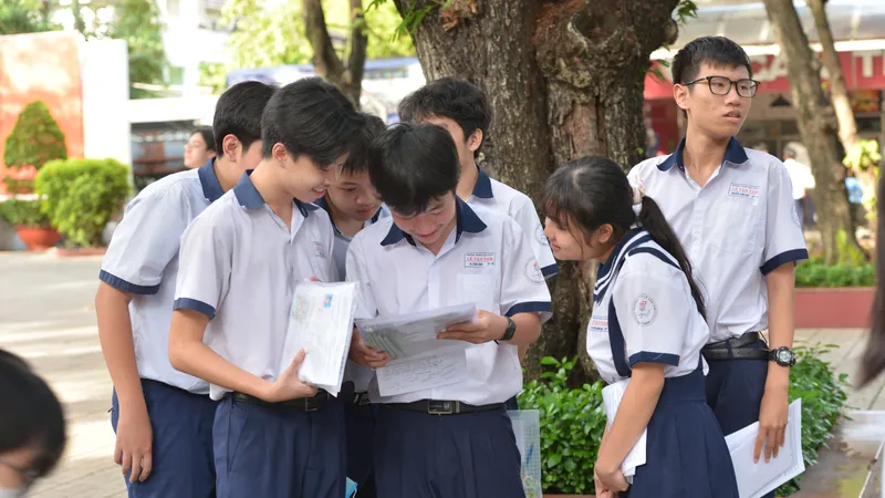 Thí sinh xem lại kết quả làm bài sau khi hoàn tất môn thi chuyên tại Kỳ thi tuyển sinh vào lớp 10 năm học 2023-2024. Ảnh: CAO THĂNG