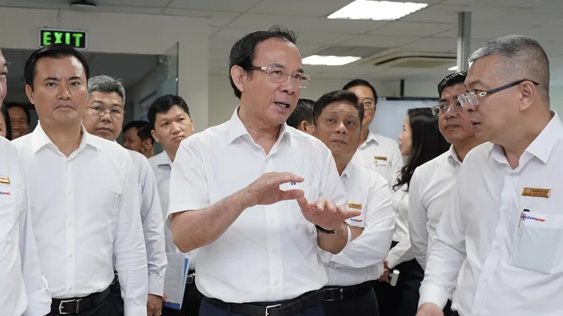 Bí thư Thành uỷ TPHCM Nguyễn Văn Nên trao đổi với lãnh đạo EVNHCMC về công tác xây dựng Đảng, tình hình thực hiện nhiệm vụ sản xuất, kinh doanh của đơn vị. Ảnh: HOÀNG HÙNG