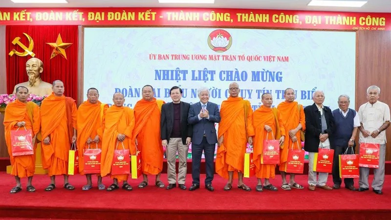  Chủ tịch Ủy ban Trung ương MTTQ Việt Nam Đỗ Văn Chiến (đứng giữa) gặp mặt người có uy tín tiêu biểu tỉnh Sóc Trăng