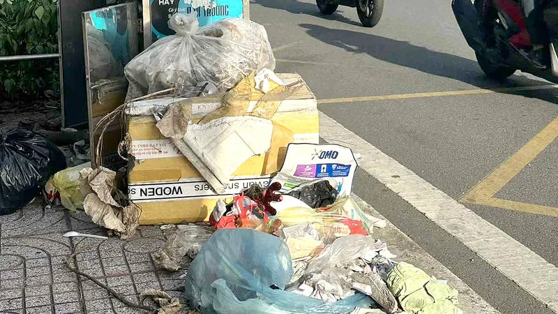 Rác ở trạm chờ xe buýt