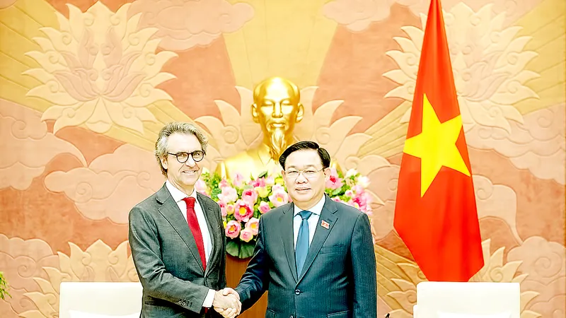 Chủ tịch Quốc hội Vương Đình Huệ tiếp Đại sứ, Trưởng Phái đoàn Liên minh châu Âu (EU) tại Việt Nam Giorgio Aliberti. ẢNh: VIẾT CHUNG