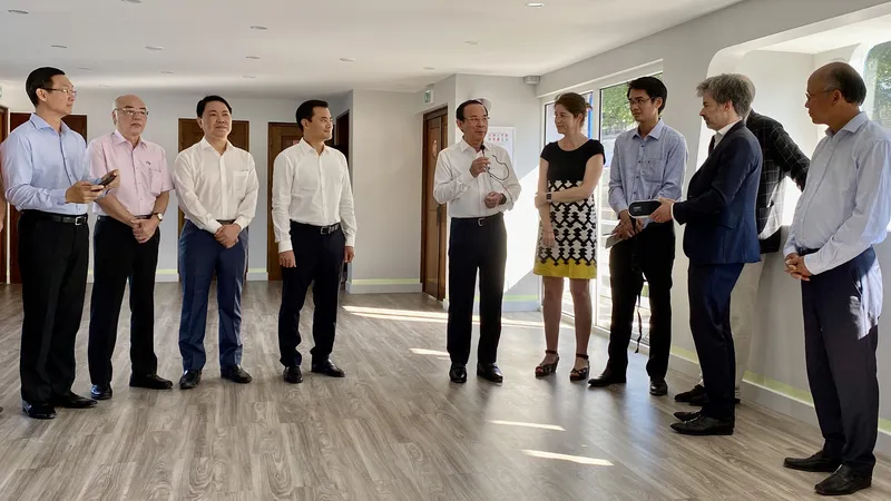 Bí thư Thành uỷ TPHCM Nguyễn Văn Nên cùng các thành viên trong đoàn trao đổi với ông Nicolas Bauquet, Viện trưởng Viện Quy hoạch đô thị vùng Paris trên dòng sông Senie. Ảnh: KIỀU PHONG