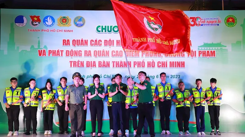 Ra quân các đội hình nhân dân tuần tra phòng chống tội phạm