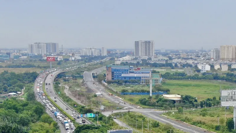 Đường dẫn cao tốc TPHCM - Long Thành - Dầu Giây vào đường Mai Chí Thọ luôn đông xe. Ảnh: HOÀNG HÙNG