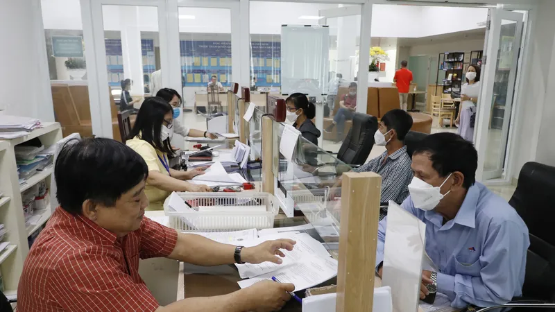 Công chức quận 3 (TPHCM) giải quyết thủ tục hành chính cho người dân. Ảnh: NGÔ BÌNH