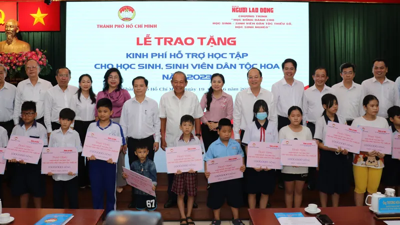 Niềm vui của học sinh đồng bào dân tộc Hoa khi nhận kinh phí hỗ trợ học tập