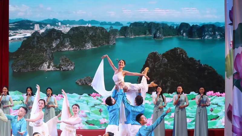 Tiết mục nghệ thuật trong lễ trao giải Giải thưởng Hồ Chí Minh, Giải thưởng Nhà nước trong lĩnh vực VHNT năm 2021. Ảnh: VIẾT CHUNG