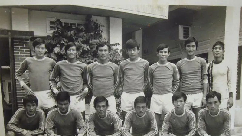 Cựu tuyển thủ Phan Kim Lân (hàng đứng, thứ 3 từ phải sang) cùng đội bóng Công nhân Nghĩa Bình năm 1978. Ảnh: NVCC