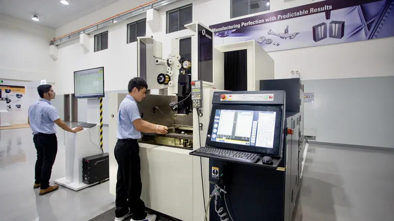 Công ty Makino (Khu Công nghệ cao TPHCM) sử dụng công nghệ chế tạo chi tiết cơ khí có độ chính xác cao. Ảnh: HOÀNG HÙNG