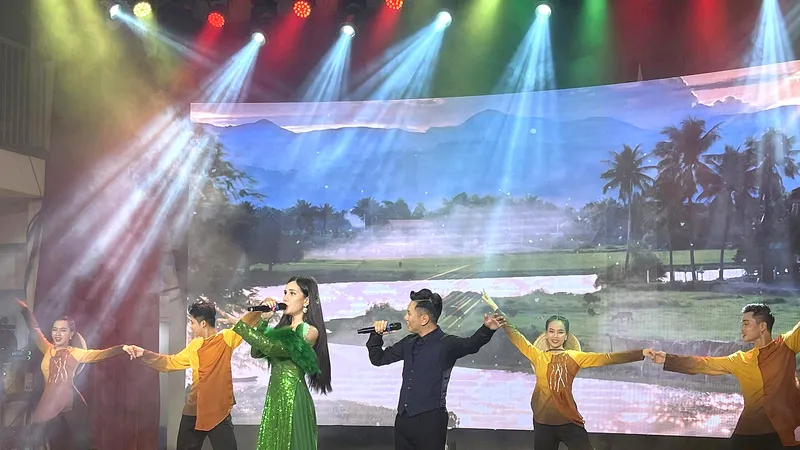 Một tiết mục trên sân khấu lô tô "thời nay" ở TPHCM
