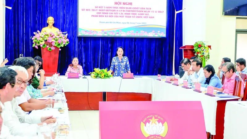 Chủ tịch Ủy ban MTTQ Việt Nam TPHCM Trần Kim Yến phát biểu tại hội nghị. Ảnh: THU HƯỜNG