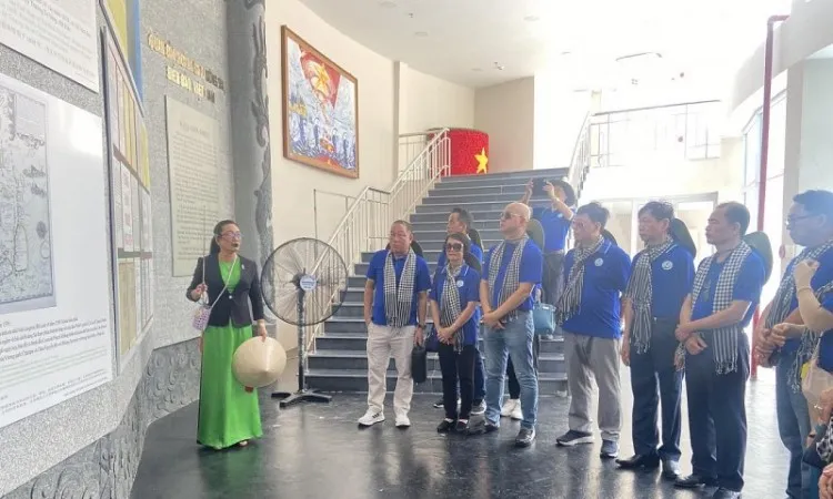 Kiều bào thăm cán bộ, chiến sĩ hải quân