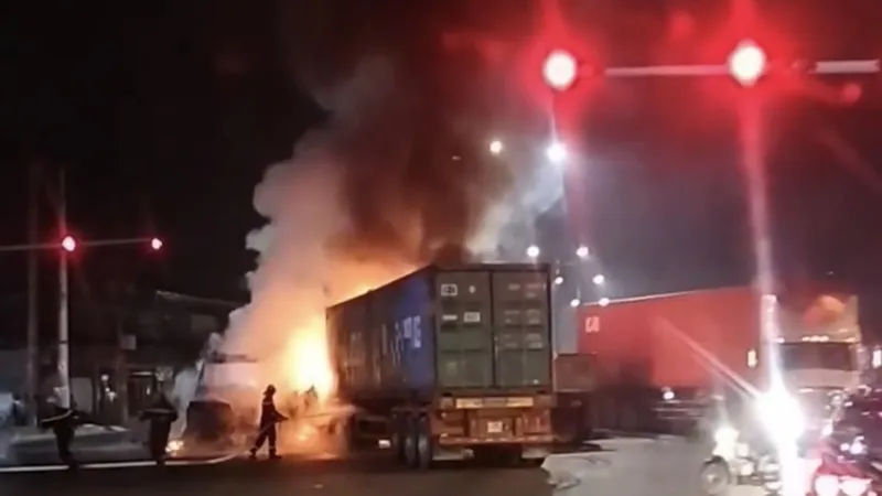 Bình Dương: Hai xe container đấu đầu, bốc cháy ngùn ngụt