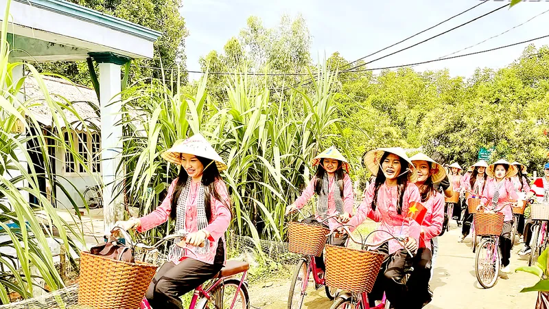 Sinh viên Lào, Campuchia trải nghiệm đạp xe tại đảo Thiềng Liềng, xã Thạnh An, huyện Cần Giờ, trưa 16-7
