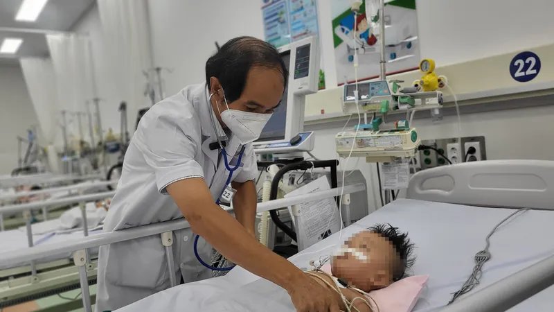 Bác sĩ Bệnh viện Nhi đồng 1 thăm khám cho bệnh nhân mắc tay chân miệng nặng