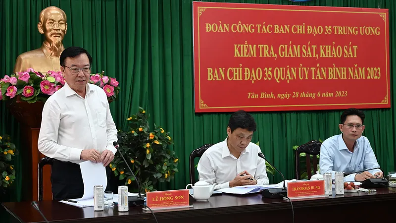 Đồng chí Lê Hồng Sơn cùng đoàn công tác Ban Chỉ đạo 35 Trung ương kiểm tra, giám sát, khảo sát Ban Chỉ đạo 35 Quận ủy quận Tân Bình