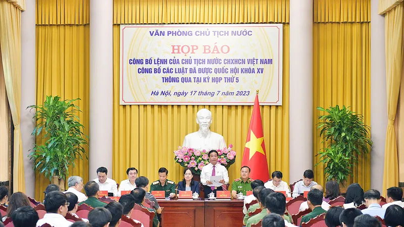 Phó Chủ nhiệm Văn phòng Chủ tịch nước Phạm Thanh Hà công bố các lệnh về việc công bố luật