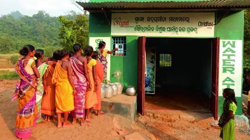 Xếp hàng chờ rút tiền mặt ở ATM tại làng Chilipadar, bang Orissa, Ấn Độ
