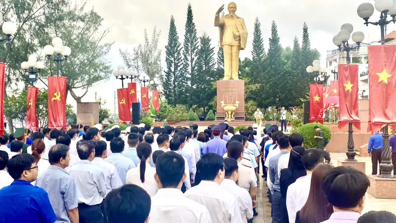 Lãnh đạo TP Cần Thơ và đông đảo cán bộ đến dâng hương viếng Tượng đài Bác Hồ tại Công viên Bến Ninh Kiều sáng 27-7