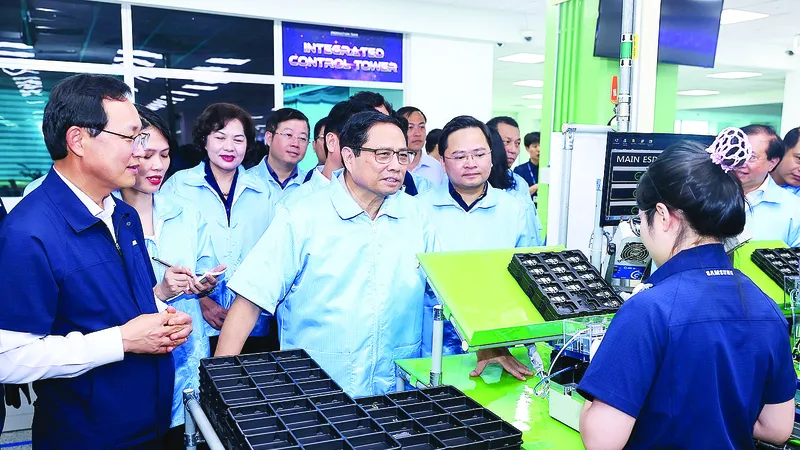 Thủ tướng Phạm Minh Chính thăm dây chuyền sản xuất của Công ty TNHH Samsung Electronics Việt Nam tại Khu công nghiệp Yên Phong, tỉnh Bắc Ninh, sáng 30-7. Ảnh: VIẾT CHUNG