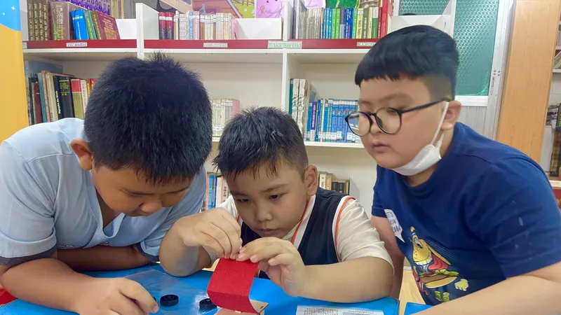 Học sinh Trường Tiểu học Lương Định Của (quận 3) tham gia hoạt động STEM trong dịp hè