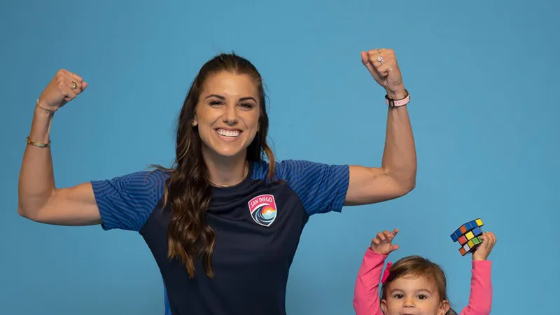 Tiền đạo Alex Morgan (Mỹ) luôn đòi hỏi quyền lợi chính đáng cho bóng đá nữ