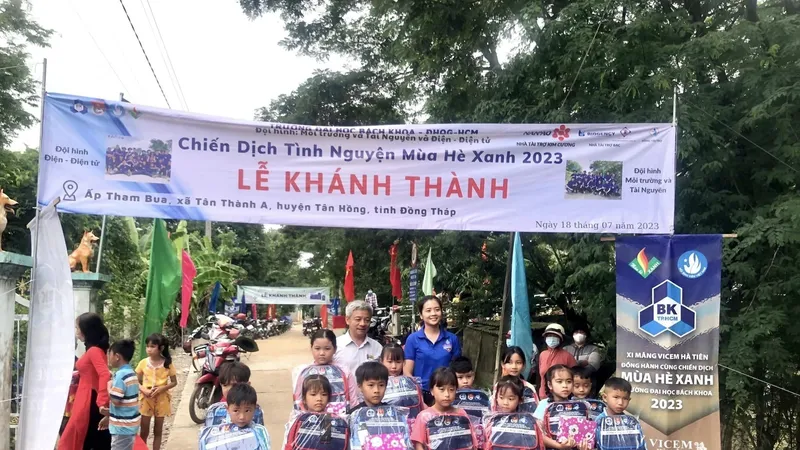 Tặng quà học sinh khó khăn tại tỉnh Đồng Tháp