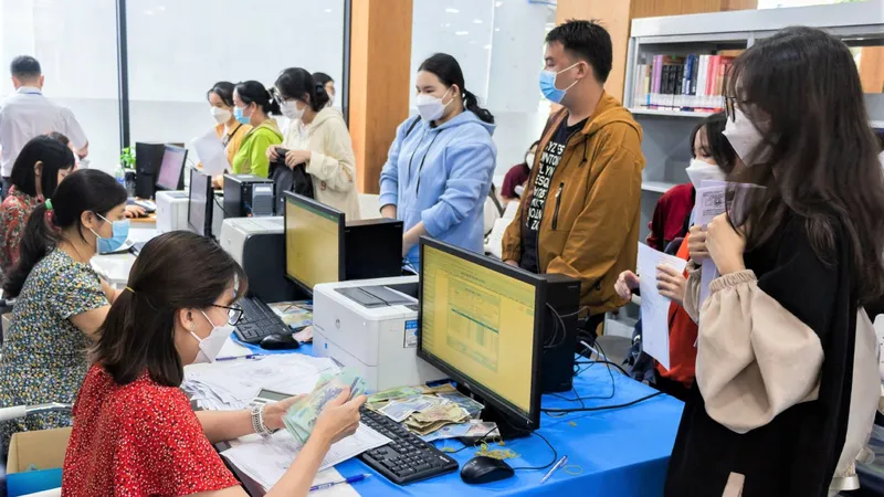 Sinh viên Trường ĐH Công thương TPHCM đóng học phí