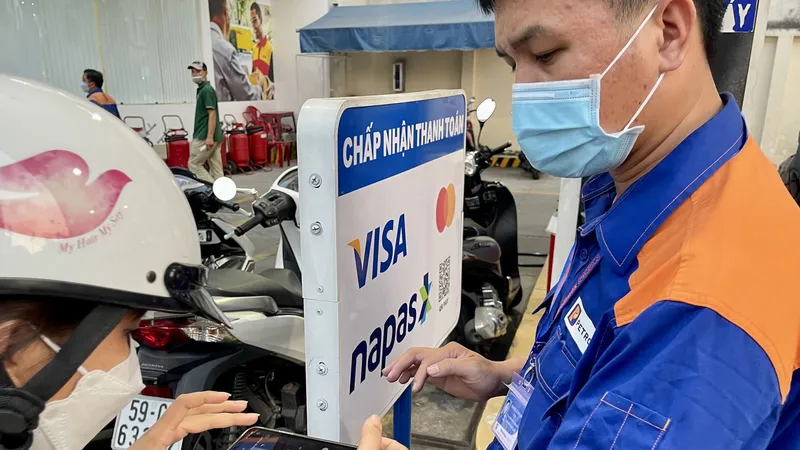 Thanh toán bằng QR code giúp rút ngắn thời gian và hạn chế lộ thông tin cá nhân. Ảnh: HOÀNG HÙNG