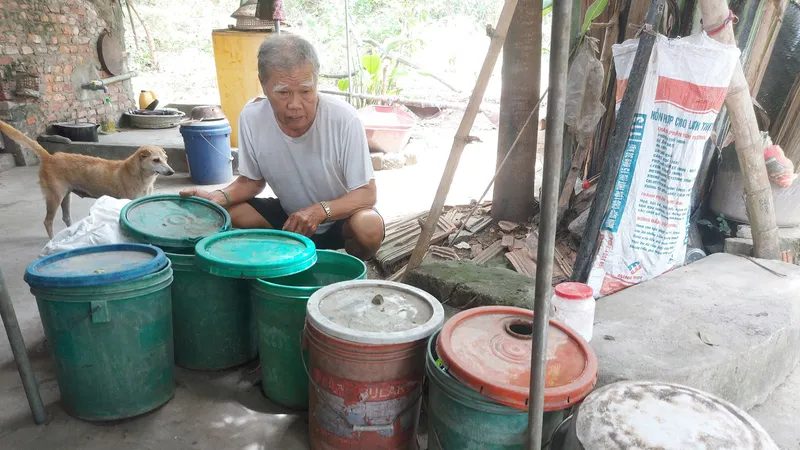 Ông Phan Thanh Ân (thôn Làng Mới, xã Vượng Lộc, huyện Can Lộc, tỉnh Hà Tĩnh) dùng vật dụng che kín thùng để tránh bụi đá