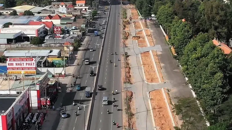 Quốc lộ 13 đoạn qua địa bàn TP Thuận An đang được mở rộng từ 6 lên 8 làn xe