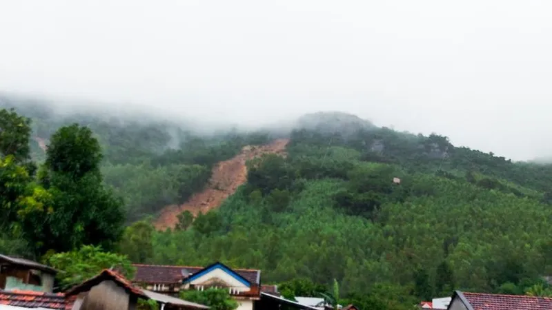 Vẫn chưa di dời dân vùng sạt lở núi Cấm (huyện Phù Cát, tỉnh Bình Định)