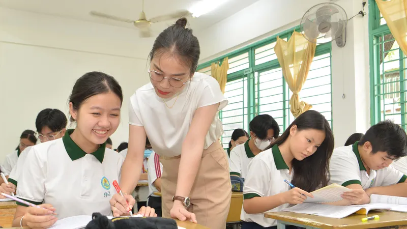 Cô và trò Trường THCS Tùng Thiện Vương (quận 8, TPHCM) trong giờ học. Ảnh: CAO THĂNG